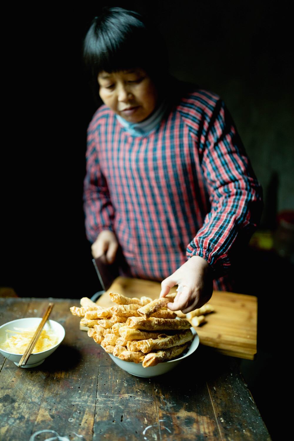 家里的那些菜
摄影：洪小漩
出镜：家人
过年期间，我每天的任务就是吃了睡睡了吃。假期结束前，我右侧嘴角已经上火起泡了。
回杭州当天，婆婆还打包了绍兴梅菜扣肉和家里的白切土鸡，叮嘱到了杭州一定要尽快吃，吃不完的也要及时冻在冰箱里。
在我看来，婆婆这个过年忙得脚不沾地，买菜、备菜、做菜、洗碗……比在杭州忙多了。我问，有什么我能帮忙的么，她每次都是用带着上虞口音的普通话回绝，说，没有，没事，没什么活了。
可是，我分明看她忙得不得了。我作势还想表现表现，她就说，那你看好孩子。
然后，孩子在我的照顾下，摔得青一块紫一块。