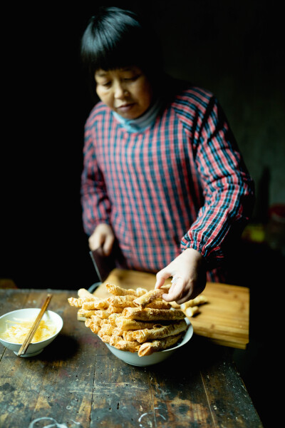 家里的那些菜
摄影：洪小漩
出镜：家人
过年期间，我每天的任务就是吃了睡睡了吃。假期结束前，我右侧嘴角已经上火起泡了。
回杭州当天，婆婆还打包了绍兴梅菜扣肉和家里的白切土鸡，叮嘱到了杭州一定要尽快吃，…