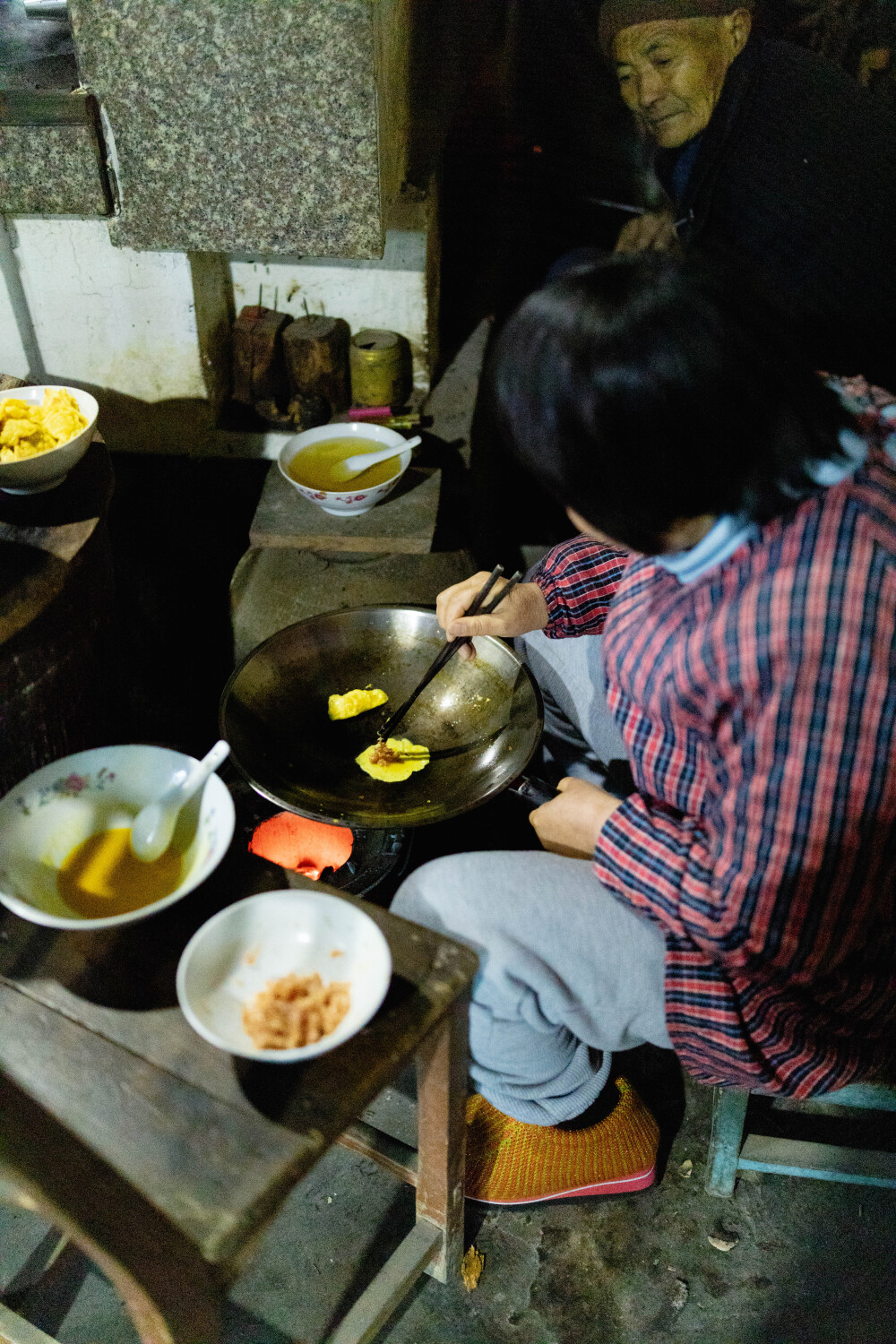 家里的那些菜
摄影：洪小漩
出镜：家人
过年期间，我每天的任务就是吃了睡睡了吃。假期结束前，我右侧嘴角已经上火起泡了。
回杭州当天，婆婆还打包了绍兴梅菜扣肉和家里的白切土鸡，叮嘱到了杭州一定要尽快吃，吃不完的也要及时冻在冰箱里。
在我看来，婆婆这个过年忙得脚不沾地，买菜、备菜、做菜、洗碗……比在杭州忙多了。我问，有什么我能帮忙的么，她每次都是用带着上虞口音的普通话回绝，说，没有，没事，没什么活了。
可是，我分明看她忙得不得了。我作势还想表现表现，她就说，那你看好孩子。
然后，孩子在我的照顾下，摔得青一块紫一块。