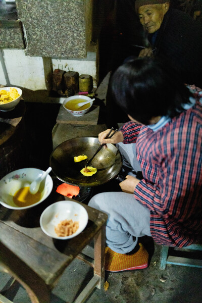 家里的那些菜
摄影：洪小漩
出镜：家人
过年期间，我每天的任务就是吃了睡睡了吃。假期结束前，我右侧嘴角已经上火起泡了。
回杭州当天，婆婆还打包了绍兴梅菜扣肉和家里的白切土鸡，叮嘱到了杭州一定要尽快吃，…