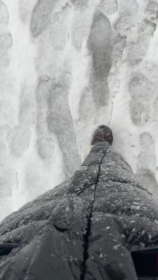 来wh考级，第一天下大雪，打不到车走的鞋全湿，舞蹈鞋也破了洞，胃疼一天。第二天跳的脚指甲疼。第三天自己把自己的脚跺肿了。接下来看看会发生什么吧！嘻嘻！