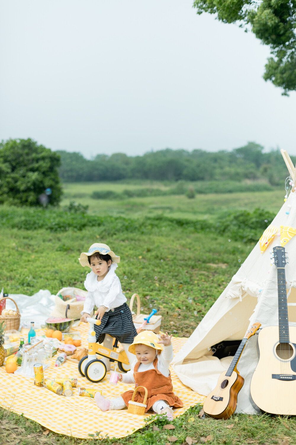 良渚半日游
摄影：洪小漩
出镜：同学们和孩子们
这是2021年4月，我们和阿礼家，王河家一道，去良渚野餐。
那天好像就待了一小会儿，又像是发生了好多事。
那天阴。期待下次再去，阳关灿烂，活蹦乱跳。
