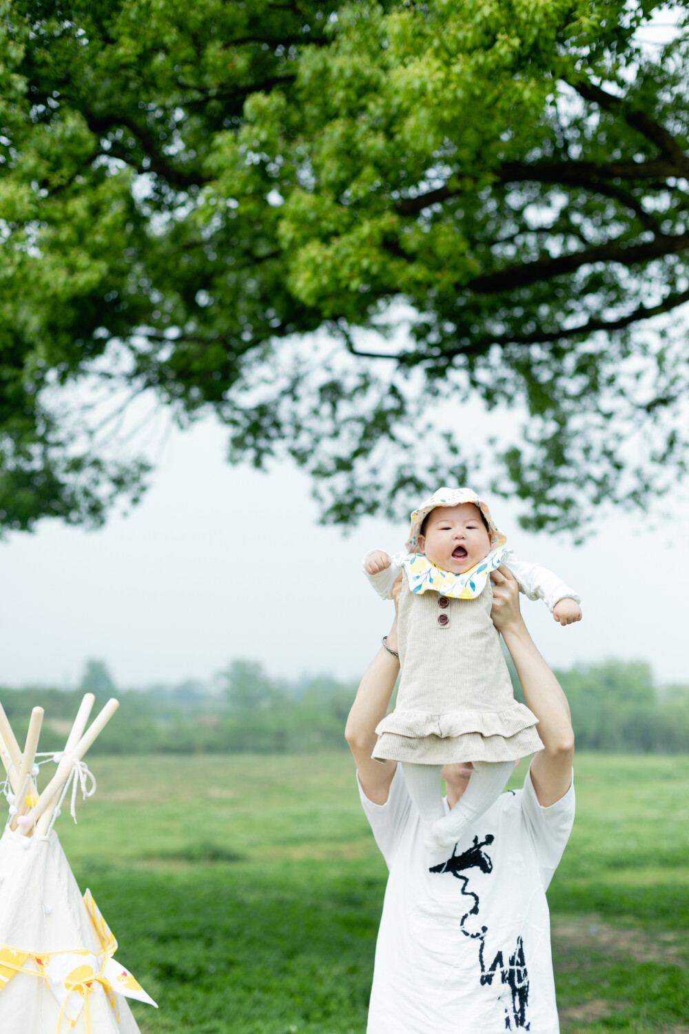 良渚半日游
摄影：洪小漩
出镜：同学们和孩子们
这是2021年4月，我们和阿礼家，王河家一道，去良渚野餐。
那天好像就待了一小会儿，又像是发生了好多事。
那天阴。期待下次再去，阳关灿烂，活蹦乱跳。
