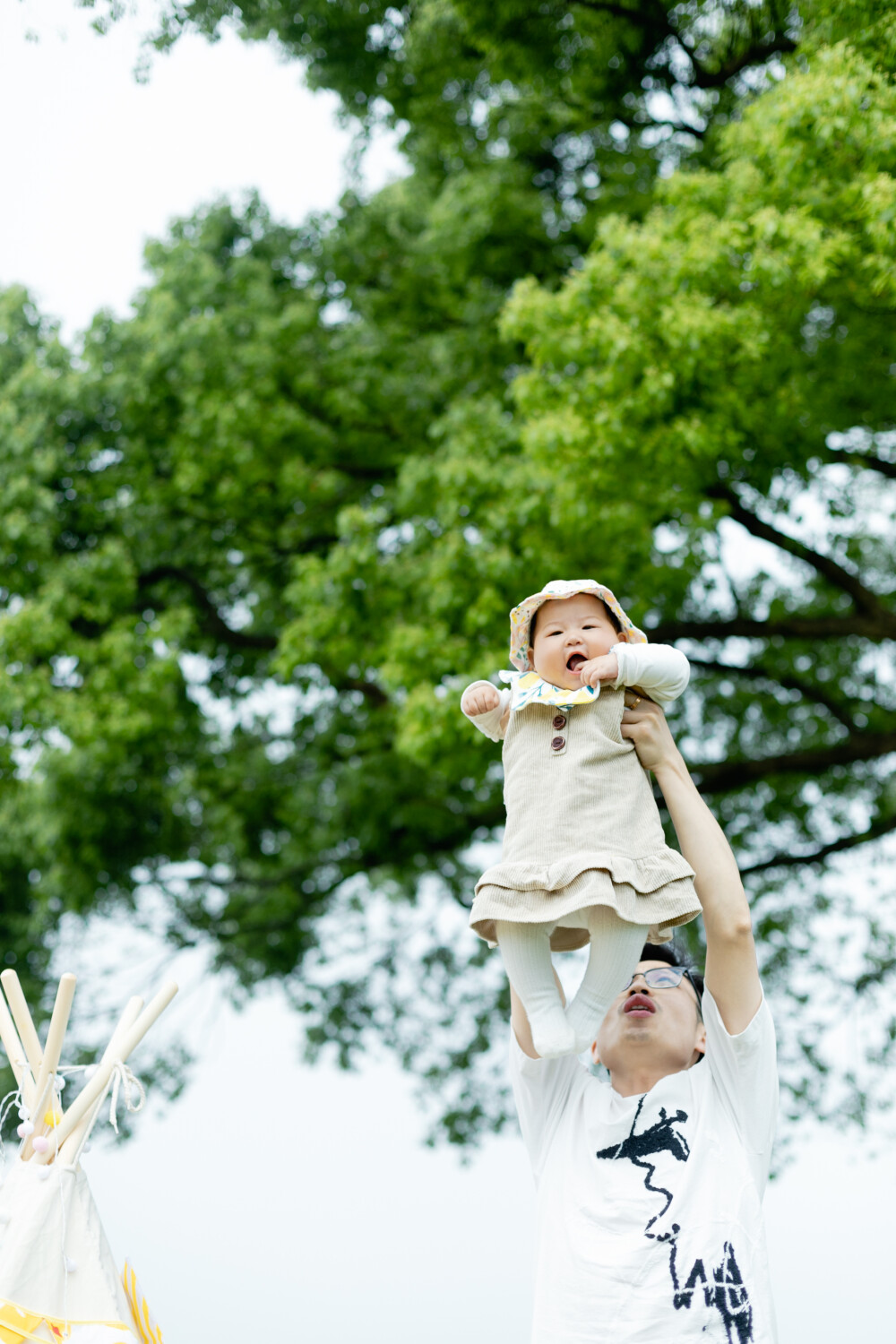 良渚半日游
摄影：洪小漩
出镜：同学们和孩子们
这是2021年4月，我们和阿礼家，王河家一道，去良渚野餐。
那天好像就待了一小会儿，又像是发生了好多事。
那天阴。期待下次再去，阳关灿烂，活蹦乱跳。
