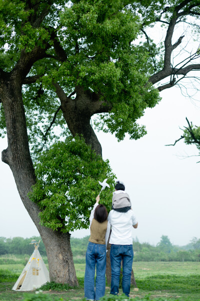 良渚半日游
摄影：洪小漩
出镜：同学们和孩子们
这是2021年4月，我们和阿礼家，王河家一道，去良渚野餐。
那天好像就待了一小会儿，又像是发生了好多事。
那天阴。期待下次再去，阳关灿烂，活蹦乱跳。
