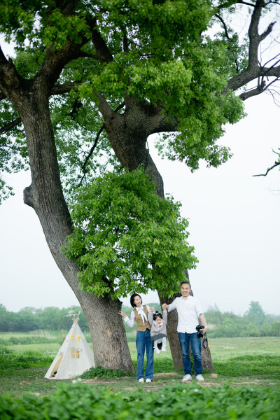 良渚半日游
摄影：洪小漩
出镜：同学们和孩子们
这是2021年4月，我们和阿礼家，王河家一道，去良渚野餐。
那天好像就待了一小会儿，又像是发生了好多事。
那天阴。期待下次再去，阳关灿烂，活蹦乱跳。
