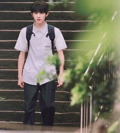 宋亚轩《一起等雨停》头像