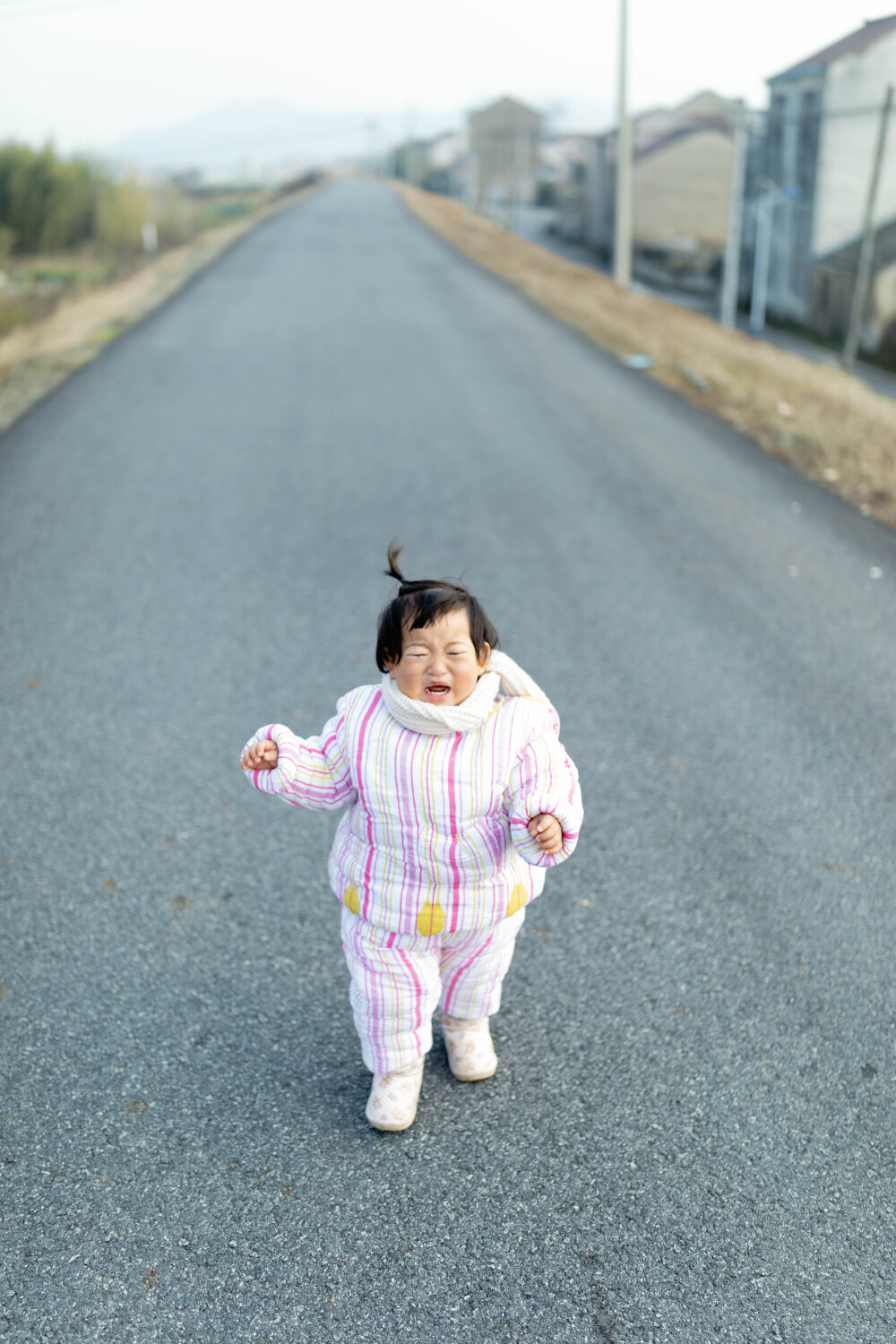回乡下就得有个回乡下的样子
摄影：洪小漩
出镜：家人
今年过年，我们没有回浦江娘家。
我妈说，你们打杭州来的，别来浦江了，免得给疫情防控大局添麻烦。
谨遵母命，我们今年便在上虞待着，一动不动。
我知道妈妈很想念菲比，尤其担心菲比在山里阿太家会不会冷。于是，离杭前，我特意找出了压箱底的宝贝——妈妈早在菲比两个多月时候做的棉袄，将其一股脑儿揣进行李中。我计划让菲比穿了拍照，顺便想借此转告她外婆，我并不是觉得这衣服不好看才不给孩子穿的。
我妈乐忠于给菲比做衣服。在我临盆前，妈妈就织了数套毛衣，十几双鞋子，多顶帽子……我将其视作行为艺术，并不制止，只是让她注意身体，不要累坏了。
一针一