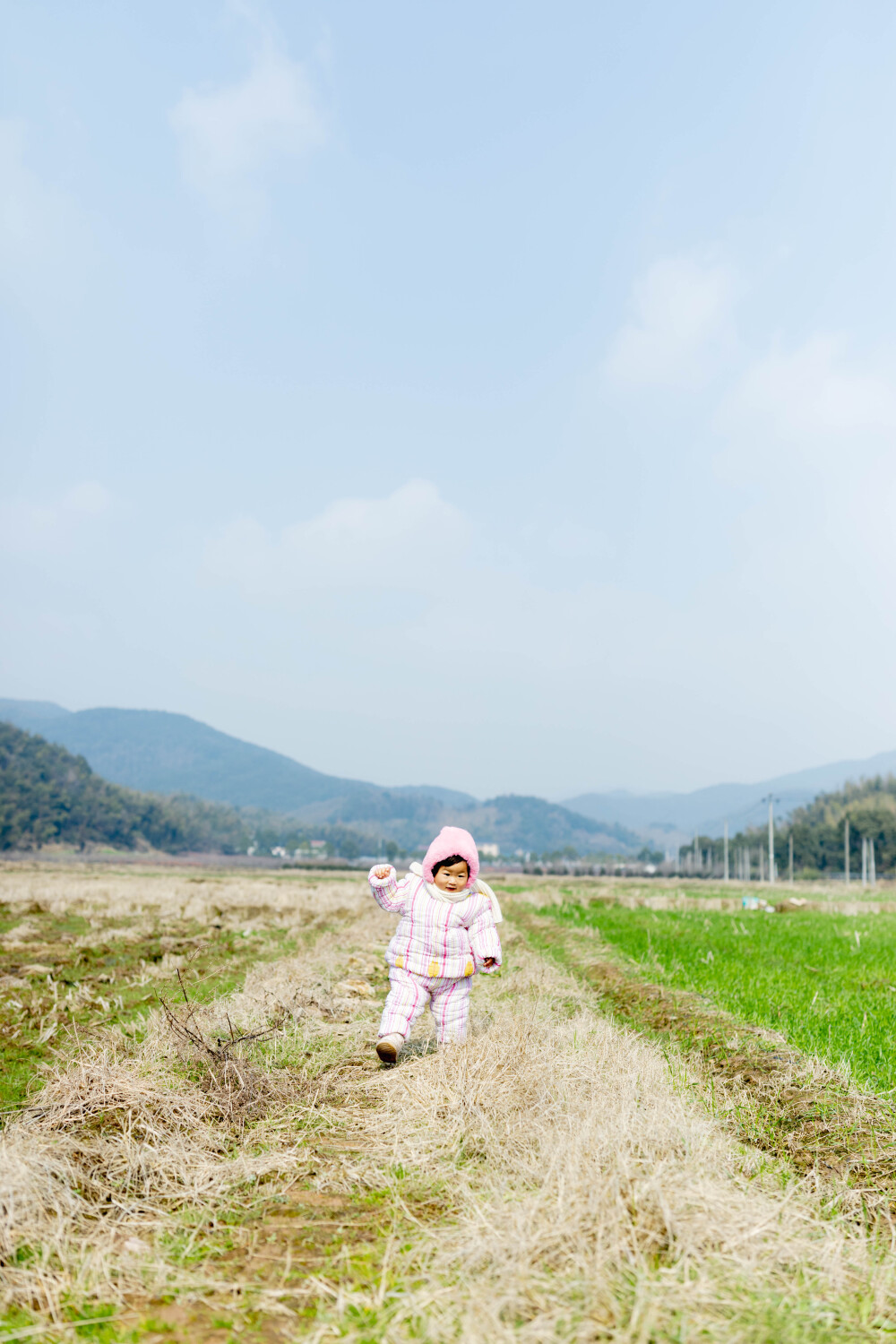 回乡下就得有个回乡下的样子
摄影：洪小漩
出镜：家人
今年过年，我们没有回浦江娘家。
我妈说，你们打杭州来的，别来浦江了，免得给疫情防控大局添麻烦。
谨遵母命，我们今年便在上虞待着，一动不动。
我知道妈妈很想念菲比，尤其担心菲比在山里阿太家会不会冷。于是，离杭前，我特意找出了压箱底的宝贝——妈妈早在菲比两个多月时候做的棉袄，将其一股脑儿揣进行李中。我计划让菲比穿了拍照，顺便想借此转告她外婆，我并不是觉得这衣服不好看才不给孩子穿的。
我妈乐忠于给菲比做衣服。在我临盆前，妈妈就织了数套毛衣，十几双鞋子，多顶帽子……我将其视作行为艺术，并不制止，只是让她注意身体，不要累坏了。
一针一