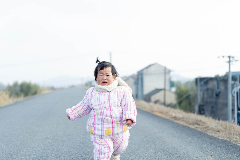 回乡下就得有个回乡下的样子
摄影：洪小漩
出镜：家人
今年过年，我们没有回浦江娘家。
我妈说，你们打杭州来的，别来浦江了，免得给疫情防控大局添麻烦。
谨遵母命，我们今年便在上虞待着，一动不动。
我知道妈妈很想念菲比，尤其担心菲比在山里阿太家会不会冷。于是，离杭前，我特意找出了压箱底的宝贝——妈妈早在菲比两个多月时候做的棉袄，将其一股脑儿揣进行李中。我计划让菲比穿了拍照，顺便想借此转告她外婆，我并不是觉得这衣服不好看才不给孩子穿的。
我妈乐忠于给菲比做衣服。在我临盆前，妈妈就织了数套毛衣，十几双鞋子，多顶帽子……我将其视作行为艺术，并不制止，只是让她注意身体，不要累坏了。
一针一