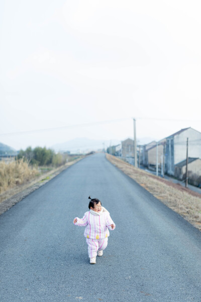 回乡下就得有个回乡下的样子
摄影：洪小漩
出镜：家人
今年过年，我们没有回浦江娘家。
我妈说，你们打杭州来的，别来浦江了，免得给疫情防控大局添麻烦。
谨遵母命，我们今年便在上虞待着，一动不动。
我知道…