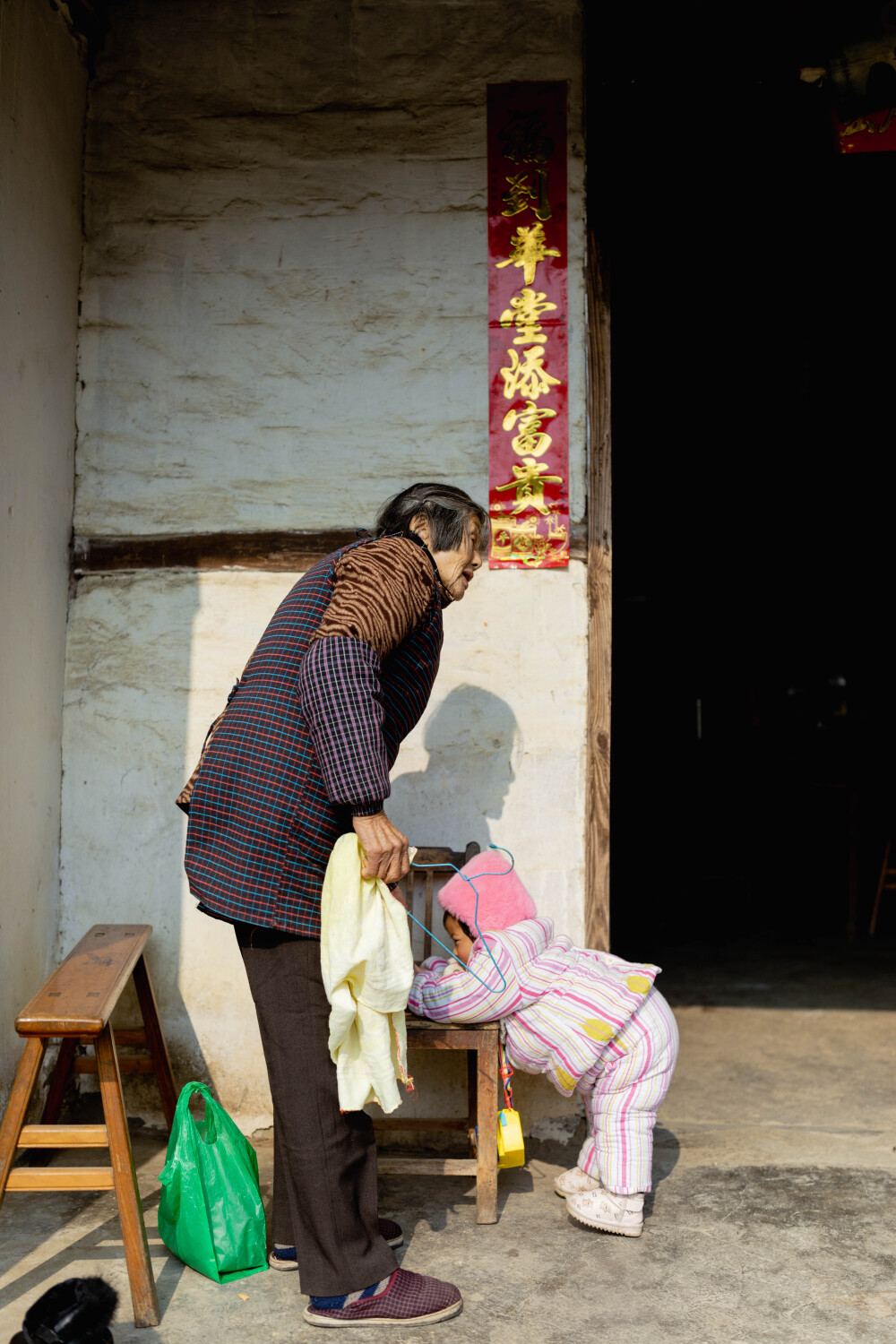 回乡下就得有个回乡下的样子
摄影：洪小漩
出镜：家人
今年过年，我们没有回浦江娘家。
我妈说，你们打杭州来的，别来浦江了，免得给疫情防控大局添麻烦。
谨遵母命，我们今年便在上虞待着，一动不动。
我知道妈妈很想念菲比，尤其担心菲比在山里阿太家会不会冷。于是，离杭前，我特意找出了压箱底的宝贝——妈妈早在菲比两个多月时候做的棉袄，将其一股脑儿揣进行李中。我计划让菲比穿了拍照，顺便想借此转告她外婆，我并不是觉得这衣服不好看才不给孩子穿的。
我妈乐忠于给菲比做衣服。在我临盆前，妈妈就织了数套毛衣，十几双鞋子，多顶帽子……我将其视作行为艺术，并不制止，只是让她注意身体，不要累坏了。
一针一