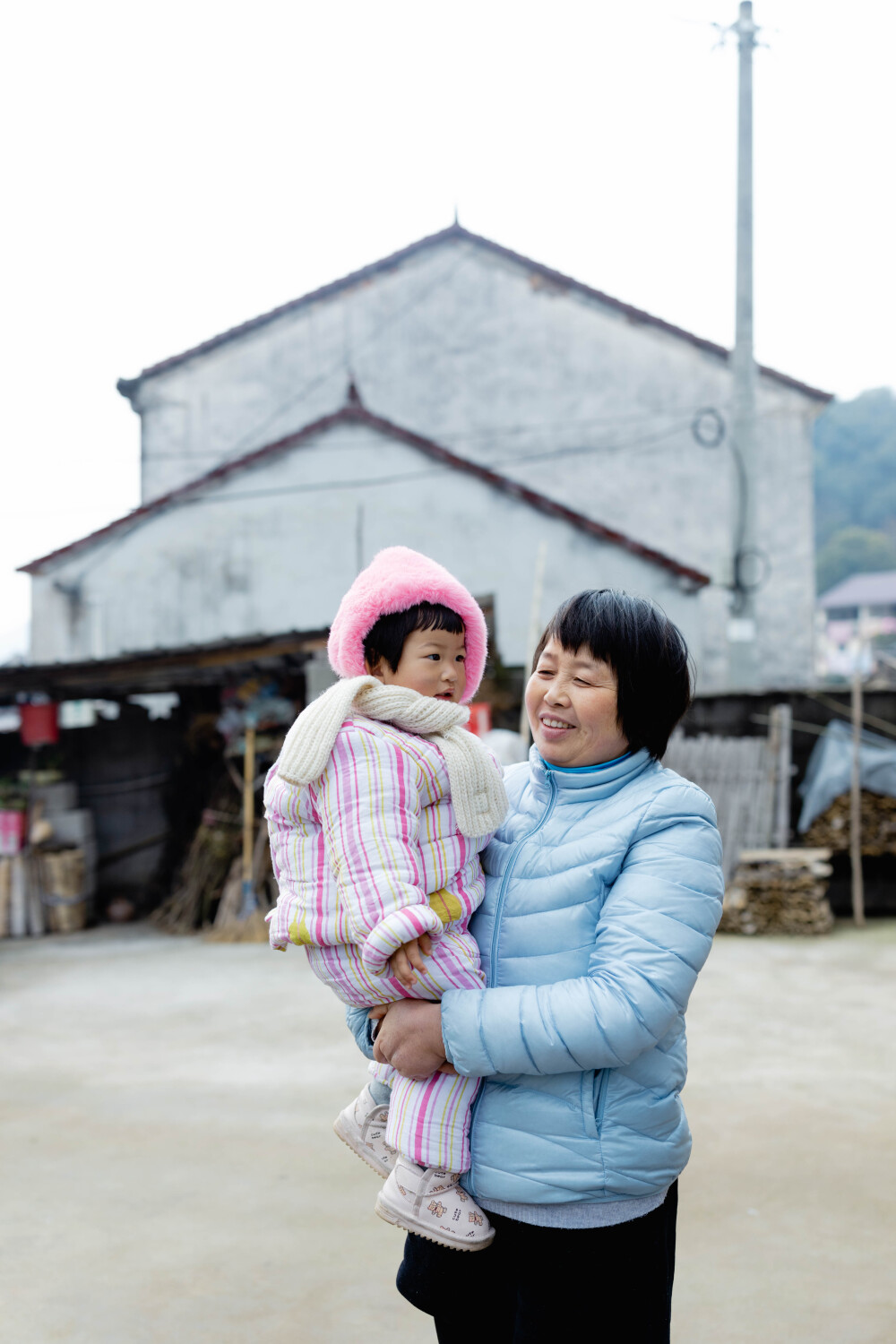 回乡下就得有个回乡下的样子
摄影：洪小漩
出镜：家人
今年过年，我们没有回浦江娘家。
我妈说，你们打杭州来的，别来浦江了，免得给疫情防控大局添麻烦。
谨遵母命，我们今年便在上虞待着，一动不动。
我知道妈妈很想念菲比，尤其担心菲比在山里阿太家会不会冷。于是，离杭前，我特意找出了压箱底的宝贝——妈妈早在菲比两个多月时候做的棉袄，将其一股脑儿揣进行李中。我计划让菲比穿了拍照，顺便想借此转告她外婆，我并不是觉得这衣服不好看才不给孩子穿的。
我妈乐忠于给菲比做衣服。在我临盆前，妈妈就织了数套毛衣，十几双鞋子，多顶帽子……我将其视作行为艺术，并不制止，只是让她注意身体，不要累坏了。
一针一