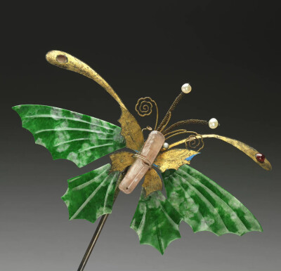 清 十九世纪翠玉蝴蝶簪，全长约26.5公分，宽16公分，台北故宫博物院藏。
翠玉制成几近透明的薄片，作为蝴蝶的双翅，玉质的纹理在光线中犹如蝴蝶天生的斑纹。金属片一方面将玉片固定再以线圈集结，另一方面制成蝴蝶的…