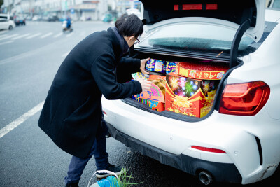 回家过年
摄影：洪小漩
出镜：家人
整理一些过年期间拍摄的花絮，在不整理，我担心元宵节都要过完了。
去年过年期间的照片就是这样一拖二拖，现如今自己都不记得被遗忘在哪个移动硬盘里。
过年前，阿科就心心念…