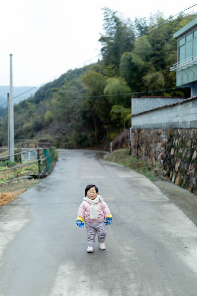 回家过年
摄影：洪小漩
出镜：家人
整理一些过年期间拍摄的花絮，在不整理，我担心元宵节都要过完了。
去年过年期间的照片就是这样一拖二拖，现如今自己都不记得被遗忘在哪个移动硬盘里。
过年前，阿科就心心念…