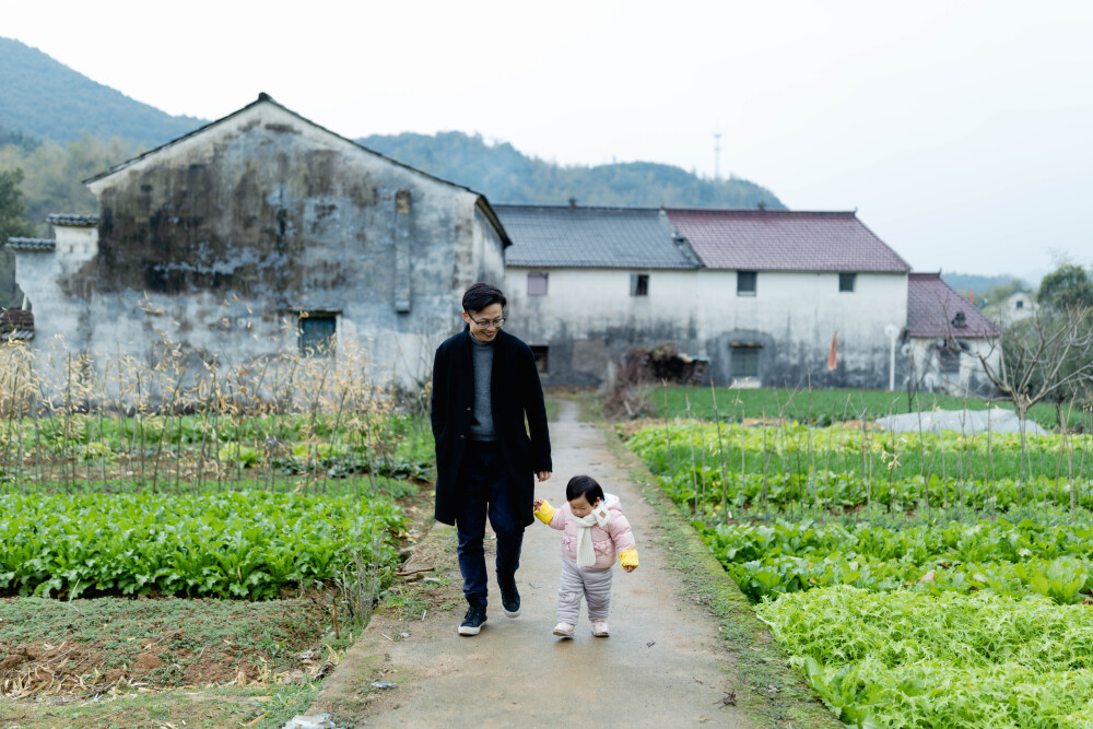 回家过年
摄影：洪小漩
出镜：家人
整理一些过年期间拍摄的花絮，在不整理，我担心元宵节都要过完了。
去年过年期间的照片就是这样一拖二拖，现如今自己都不记得被遗忘在哪个移动硬盘里。
过年前，阿科就心心念念，一定要给女儿买很多很多的烟花，给她一个闪耀的除夕夜。我瞅他一箱箱往后备箱装，忙着制止，但是无济于事。他说，给女儿玩的，女儿喜欢。
事实上，女儿看到硕大的烟花绽放时，吓得嚎了一嗓子“妈妈”，蹒跚着跑来抱着我，"嗷"的哭出声来。
唯有一些小型的烟花礼炮，以及仙女棒，她倒是不害怕。她拽着爸爸的手，到偏房拿烟花，放在院子里点燃。阿科作势已经都没了，点光了，她反而抱着爸爸的脖子，奶声奶气地