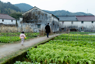 回家过年
摄影：洪小漩
出镜：家人
整理一些过年期间拍摄的花絮，在不整理，我担心元宵节都要过完了。
去年过年期间的照片就是这样一拖二拖，现如今自己都不记得被遗忘在哪个移动硬盘里。
过年前，阿科就心心念…