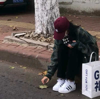 “大悲，而后生存，胜于不死不活的跟那些小哀小愁日日讨价还价。”