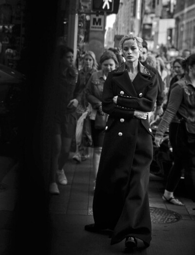 Vogue Italia October 2016 "Walking"
Photography : Peter Lindbergh
Styling : Julia von Boehm
Models: 刘雯, Carolyn Murphy, Isabeli Fontana, Karen Alexander, Karen Elson, Lara Stone, Milla Jovovich, Amb…