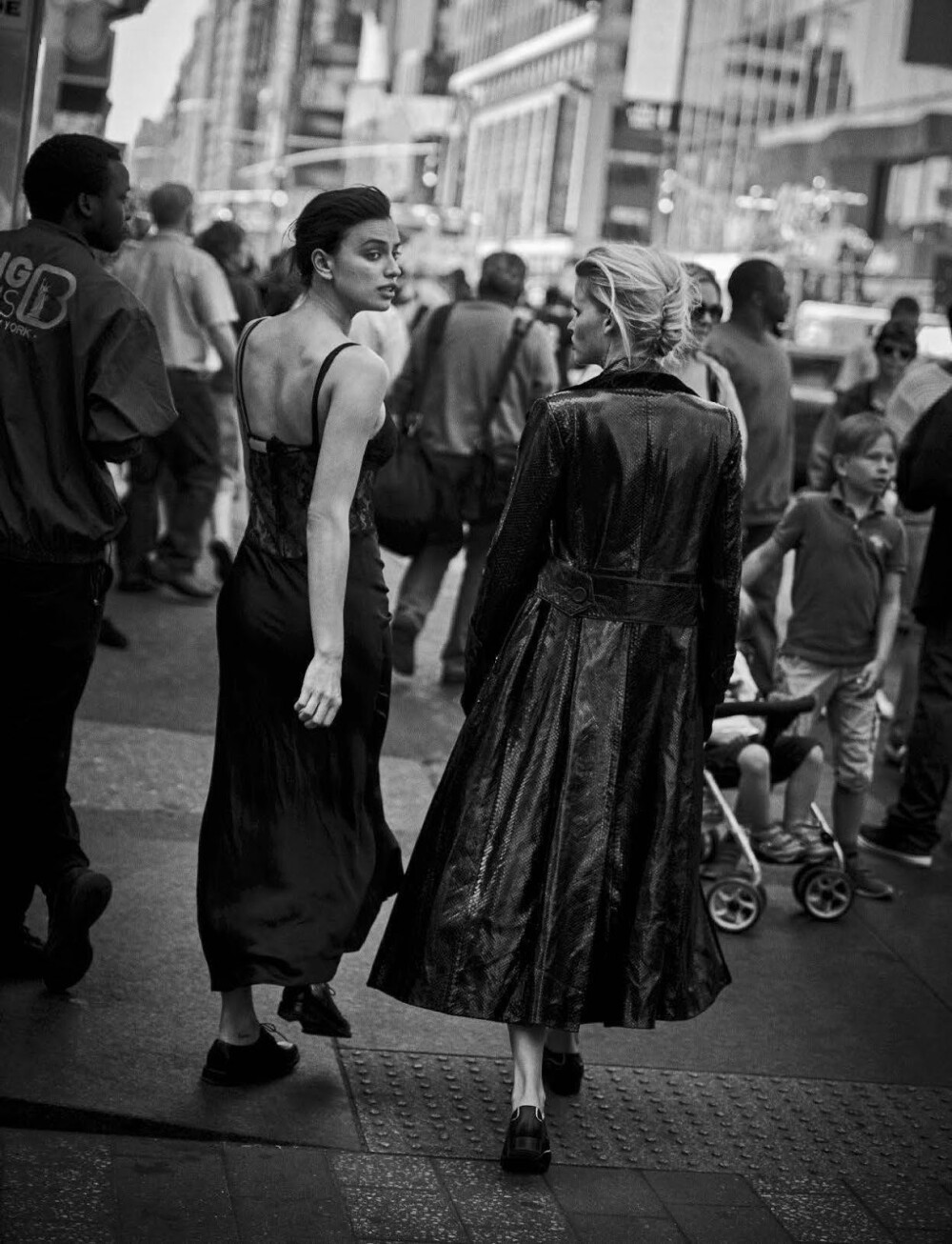 Vogue Italia October 2016 "Walking"
Photography : Peter Lindbergh
Styling : Julia von Boehm
Models: 刘雯, Carolyn Murphy, Isabeli Fontana, Karen Alexander, Karen Elson, Lara Stone, Milla Jovovich, Amber Valletta, Adriana Lima, Eva Herzigova, Tao Okamoto, Liya Kebede, Sasha Pivovarova