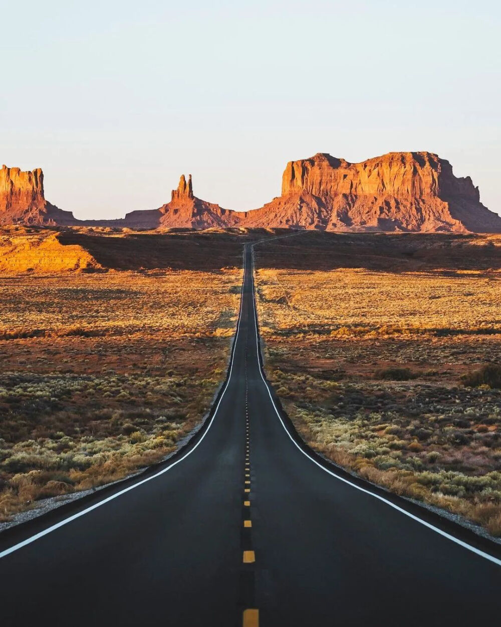 旅行摄影师Mio Monasch是THE PLUS PAPER的老朋友了，这位双鱼座的摄影师对水情有独钟，他的镜头记录了水的各种形态，从浩瀚的大海，到如镜面般光滑的湖泊，再到晶莹美丽的冰川，水的温柔和力量都包含在其中。
在一次次户外冒险中，他持续用自己的视角向我们展现着大自然各种各样的美。
