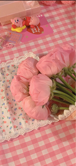 “世界上最美妙的莫过于此，在不谙世事的年纪，对生活的全部期待就是绚烂的理想本身。” ​​​
wallpaper‖美好‖浪漫
cr logo