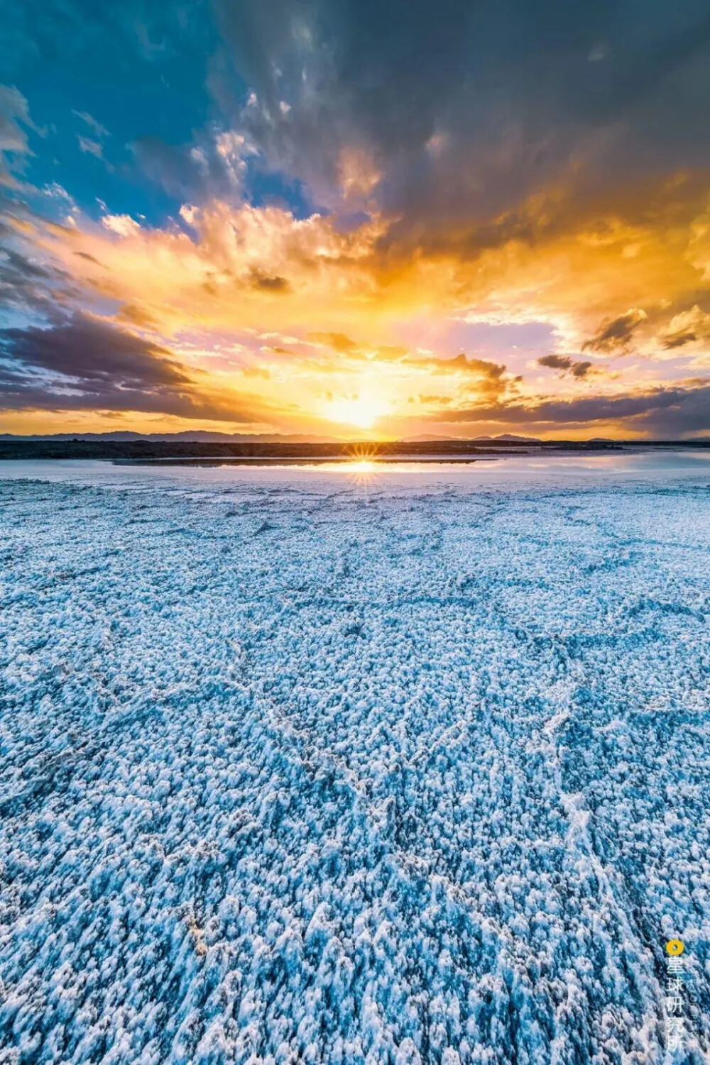 青海大柴旦盐湖，湖表铺满了雪白的盐类结晶 @龚强