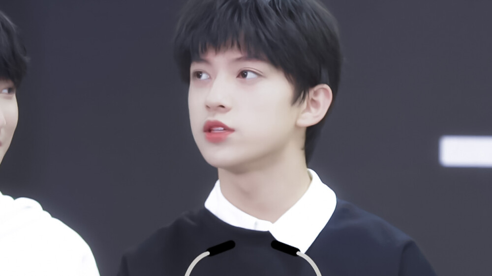 陈天润橙光素材
cr.抱着甜润