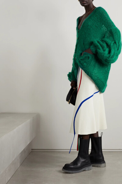 Loewe 这款开襟衫的正面口袋与背面皆织有醒目的 Anagram 回文标志，定会被时装屋的忠实粉丝一眼认出。它以绒软的马海毛混纺纱线织就，镂空绞花针织令宽大衣身更显轻盈。建议搭配深色牛仔裤或中性色精裁裤。