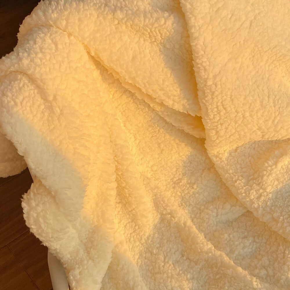 氛围感背景图
“鱼尾的鳞 是橘子海里粼粼的光”
图源网络 侵删