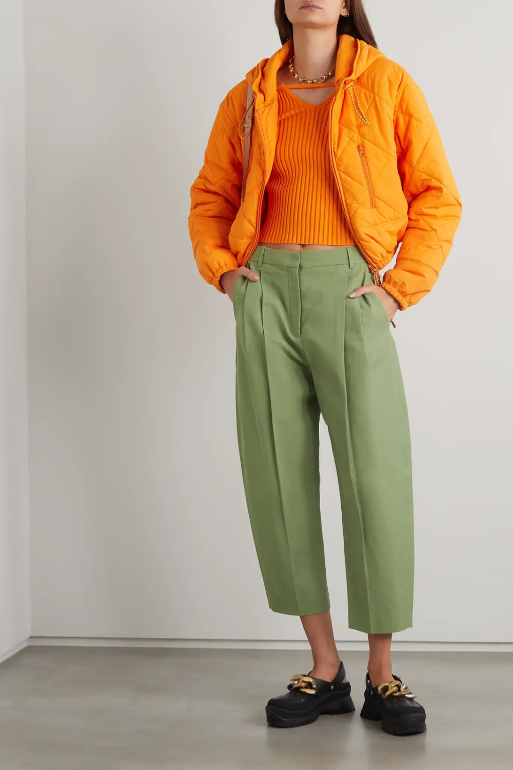 Stella McCartney 这款斜纹布长裤所用面料中含有些许呼吸透气的棉和亚麻成分，裤型宽松，带有利落褶裥。建议搭配挺括白衬衫，轻松成就酷感造型。