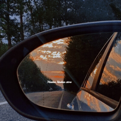 ：权恩菲
∥地上断了翅的蝶 雾散之后的满月