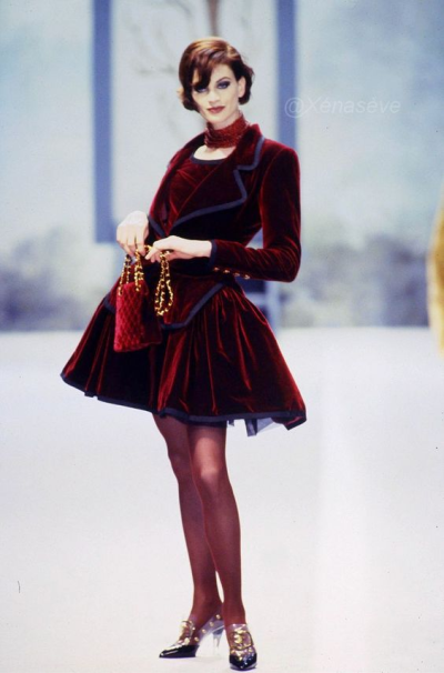 Kristen McMenamy walks the runway during the Chanel Haute Couture show as part of Paris Fashion Week FallWinter 1991-1992 in July