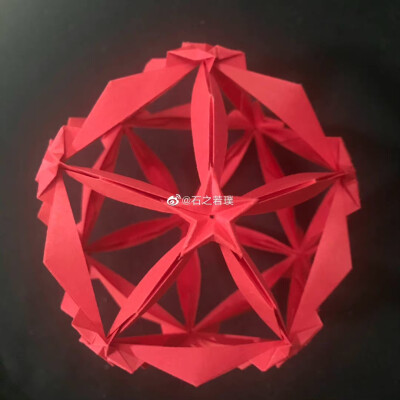 [手工-折纸-花纸球][原创版]原创设计的闪闪的红星球～也是“茑萝”～大大的框架～小小的红星～加油～#立体构成##花纸球##手工##随手拍##花球##折纸# ​​​