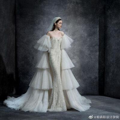 The Atelier 2022 New Collection
系列灵感来自迷人的维多利亚时代。在这个系列中，设计师充分利用了文艺复兴时期的多样性。
将精美的紧身胸衣和巨大的衬裙组合成舞会礼服。
晚礼服的设计色彩艳丽，带有浮雕花边…