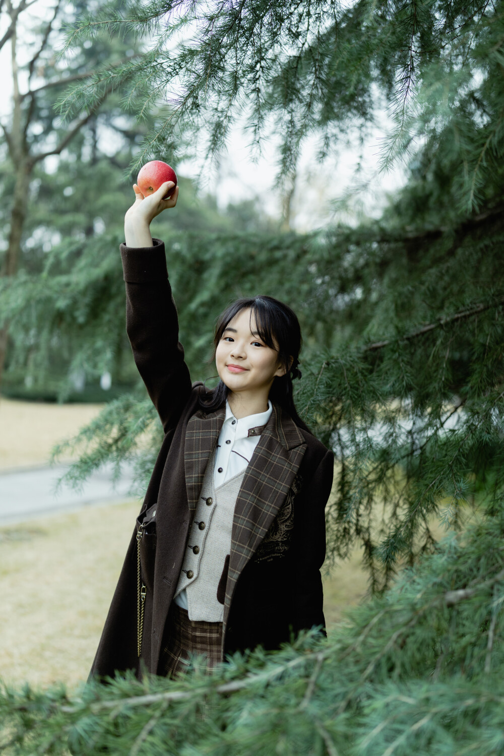 天天天然
摄影：洪小漩
出镜：天然
那天见天然，她刚刚考完试。
我们颇花了些功夫，这才碰头。当时，天已经有些凉，凉得似乎连天然的笑容都冻着了。我说，你不要紧张，你一紧张，连带着我都跟着紧张起来了。
天然笑笑，说……我不紧张……
这下，我更紧张了。