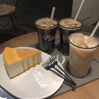 
：寒梅暗香动，小雪凋冬菊。