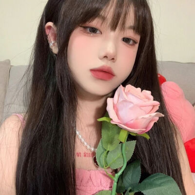 #女生头像
二转标注腾讯看点杨七ovo