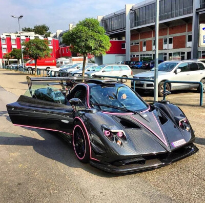 Zonda 760 JC ，one-off系列，粉色拉花，车主重庆力帆公子，精彩哥的审美堪称一绝。