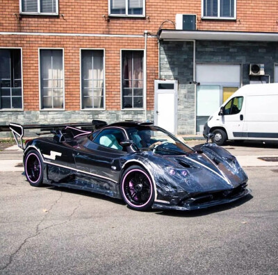 Zonda 760 JC ，one-off系列，粉色拉花，车主重庆力帆公子，精彩哥的审美堪称一绝。