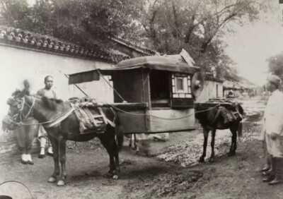 驮轿 《红楼梦》：贾母带着蓉妻坐一乘驮轿，王夫人在后亦坐一乘驮轿，贾珍骑马率了众家丁护卫。