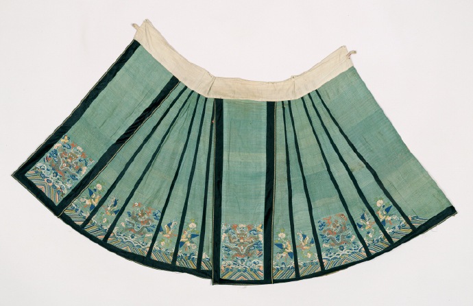 清代马面裙，马面裙是以数幅、整幅缎面接合而成，前后各有两个平幅裙门两两相互交叠，这个平幅裙门俗称“马面”。在裙门和裙摆上因时代流行不同会采用织、绣、绘、缬等工艺装饰出各种吉祥纹样，如“花开富贵”、“瓜隧绵绵”、“蝴蝶戏牡丹”、“金玉满堂”、“平安富贵”、“蝶恋花”等。晚清时期的马面裙有两种种经典款式，一为“襕干裙”即马面左右两侧不打折，用绦子边或绲边装饰出打褶线条，这种装饰方式一直沿用到民国；一为“鱼鳞百褶裙”即马面左右两侧打均匀密褶裥，交叠处有序间断缝合。一件精美的裙子，从款式、纹样绣工到配线、布色，都要经过精心构思，精心施艺，倾注了制作者的情感和心血。 裙腰多以白棉布接于裙身上，民间取“白头偕老”之意，用绳带或纽扣系结。再有一点，如果裙腰也采用绸缎面料，很容易滑脱，因为绸缎本身很光滑，在腰间系不住。人们为了不使裙子向下滑脱，故选择了不光滑的粗白布，为了有个很吉利的说法，取谐音“白头偕老” 。