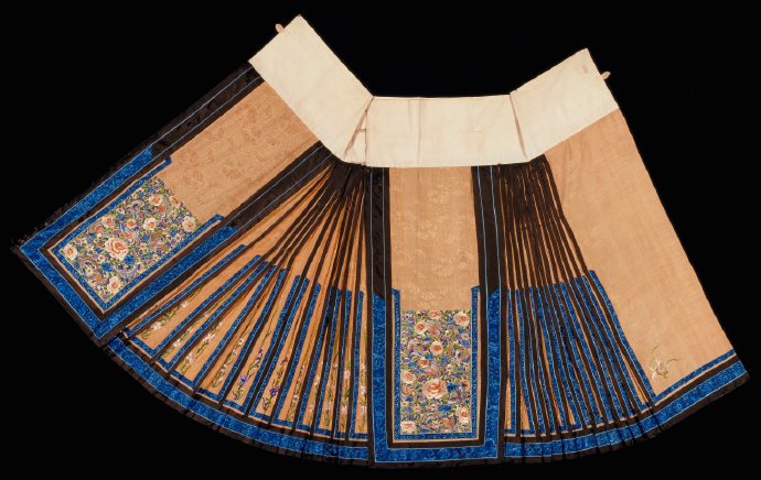 清代马面裙，马面裙是以数幅、整幅缎面接合而成，前后各有两个平幅裙门两两相互交叠，这个平幅裙门俗称“马面”。在裙门和裙摆上因时代流行不同会采用织、绣、绘、缬等工艺装饰出各种吉祥纹样，如“花开富贵”、“瓜隧绵绵”、“蝴蝶戏牡丹”、“金玉满堂”、“平安富贵”、“蝶恋花”等。晚清时期的马面裙有两种种经典款式，一为“襕干裙”即马面左右两侧不打折，用绦子边或绲边装饰出打褶线条，这种装饰方式一直沿用到民国；一为“鱼鳞百褶裙”即马面左右两侧打均匀密褶裥，交叠处有序间断缝合。一件精美的裙子，从款式、纹样绣工到配线、布色，都要经过精心构思，精心施艺，倾注了制作者的情感和心血。 裙腰多以白棉布接于裙身上，民间取“白头偕老”之意，用绳带或纽扣系结。再有一点，如果裙腰也采用绸缎面料，很容易滑脱，因为绸缎本身很光滑，在腰间系不住。人们为了不使裙子向下滑脱，故选择了不光滑的粗白布，为了有个很吉利的说法，取谐音“白头偕老” 。