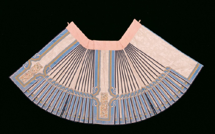 清代马面裙，马面裙是以数幅、整幅缎面接合而成，前后各有两个平幅裙门两两相互交叠，这个平幅裙门俗称“马面”。在裙门和裙摆上因时代流行不同会采用织、绣、绘、缬等工艺装饰出各种吉祥纹样，如“花开富贵”、“瓜隧绵绵”、“蝴蝶戏牡丹”、“金玉满堂”、“平安富贵”、“蝶恋花”等。晚清时期的马面裙有两种种经典款式，一为“襕干裙”即马面左右两侧不打折，用绦子边或绲边装饰出打褶线条，这种装饰方式一直沿用到民国；一为“鱼鳞百褶裙”即马面左右两侧打均匀密褶裥，交叠处有序间断缝合。一件精美的裙子，从款式、纹样绣工到配线、布色，都要经过精心构思，精心施艺，倾注了制作者的情感和心血。 裙腰多以白棉布接于裙身上，民间取“白头偕老”之意，用绳带或纽扣系结。再有一点，如果裙腰也采用绸缎面料，很容易滑脱，因为绸缎本身很光滑，在腰间系不住。人们为了不使裙子向下滑脱，故选择了不光滑的粗白布，为了有个很吉利的说法，取谐音“白头偕老” 。