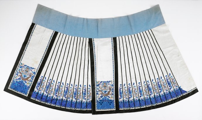 清代马面裙，马面裙是以数幅、整幅缎面接合而成，前后各有两个平幅裙门两两相互交叠，这个平幅裙门俗称“马面”。在裙门和裙摆上因时代流行不同会采用织、绣、绘、缬等工艺装饰出各种吉祥纹样，如“花开富贵”、“瓜隧绵绵”、“蝴蝶戏牡丹”、“金玉满堂”、“平安富贵”、“蝶恋花”等。晚清时期的马面裙有两种种经典款式，一为“襕干裙”即马面左右两侧不打折，用绦子边或绲边装饰出打褶线条，这种装饰方式一直沿用到民国；一为“鱼鳞百褶裙”即马面左右两侧打均匀密褶裥，交叠处有序间断缝合。一件精美的裙子，从款式、纹样绣工到配线、布色，都要经过精心构思，精心施艺，倾注了制作者的情感和心血。 裙腰多以白棉布接于裙身上，民间取“白头偕老”之意，用绳带或纽扣系结。再有一点，如果裙腰也采用绸缎面料，很容易滑脱，因为绸缎本身很光滑，在腰间系不住。人们为了不使裙子向下滑脱，故选择了不光滑的粗白布，为了有个很吉利的说法，取谐音“白头偕老” 。