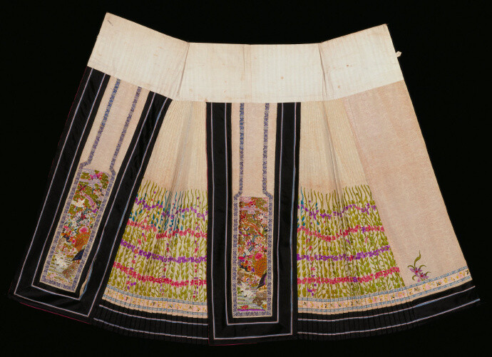 清代马面裙，马面裙是以数幅、整幅缎面接合而成，前后各有两个平幅裙门两两相互交叠，这个平幅裙门俗称“马面”。在裙门和裙摆上因时代流行不同会采用织、绣、绘、缬等工艺装饰出各种吉祥纹样，如“花开富贵”、“瓜隧绵绵”、“蝴蝶戏牡丹”、“金玉满堂”、“平安富贵”、“蝶恋花”等。晚清时期的马面裙有两种种经典款式，一为“襕干裙”即马面左右两侧不打折，用绦子边或绲边装饰出打褶线条，这种装饰方式一直沿用到民国；一为“鱼鳞百褶裙”即马面左右两侧打均匀密褶裥，交叠处有序间断缝合。一件精美的裙子，从款式、纹样绣工到配线、布色，都要经过精心构思，精心施艺，倾注了制作者的情感和心血。 裙腰多以白棉布接于裙身上，民间取“白头偕老”之意，用绳带或纽扣系结。再有一点，如果裙腰也采用绸缎面料，很容易滑脱，因为绸缎本身很光滑，在腰间系不住。人们为了不使裙子向下滑脱，故选择了不光滑的粗白布，为了有个很吉利的说法，取谐音“白头偕老” 。