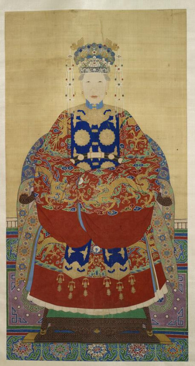 清早期汉族命妇坐像，绢本，设色，尺寸：189.5 x 98.5 cm，加拿大皇家安大略博物馆藏。 云蟒的通袖膝襕袍和霞帔还有些明末风格，冠子的一些细节在明末清初的一些画作中也对的上～