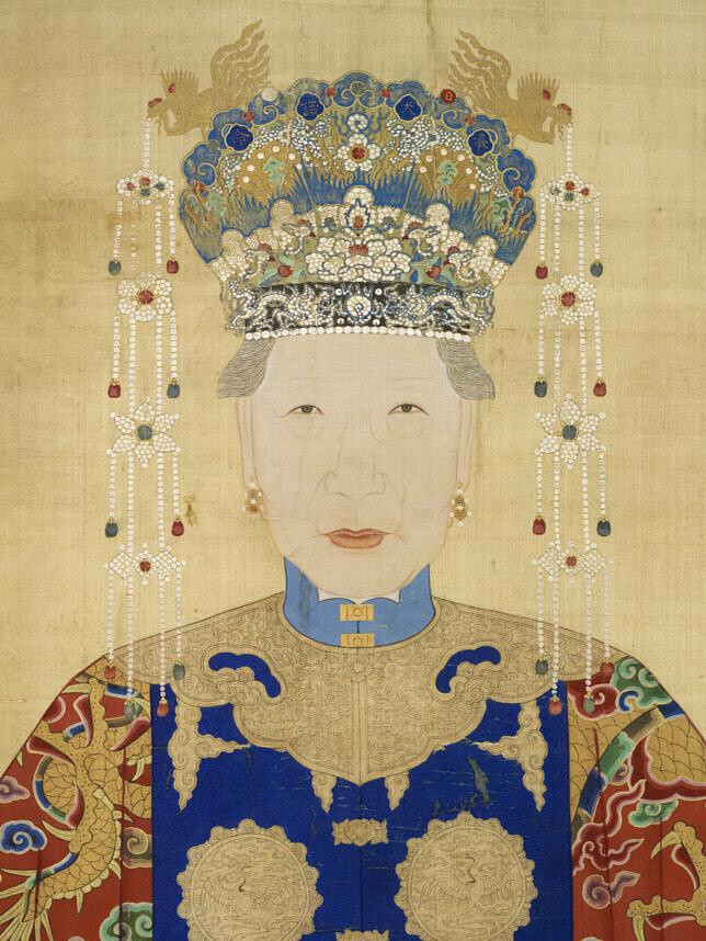 清早期汉族命妇坐像，绢本，设色，尺寸：189.5 x 98.5 cm，加拿大皇家安大略博物馆藏。 云蟒的通袖膝襕袍和霞帔还有些明末风格，冠子的一些细节在明末清初的一些画作中也对的上～