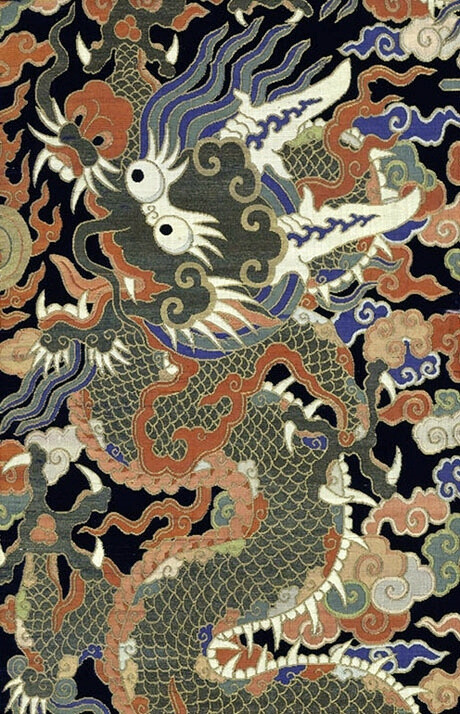 清早期，孔雀羽织金妆花缎龙褂（未完成），尺寸139.7 × 259.1 cm，大都会艺术博物馆藏。